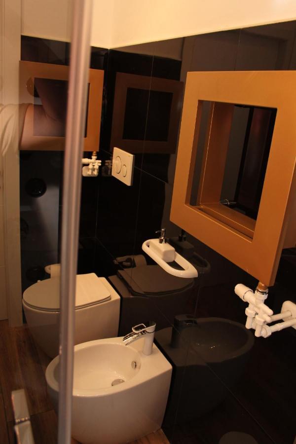Jacuzzi Apartament By Parmacentro B&B Exterior photo