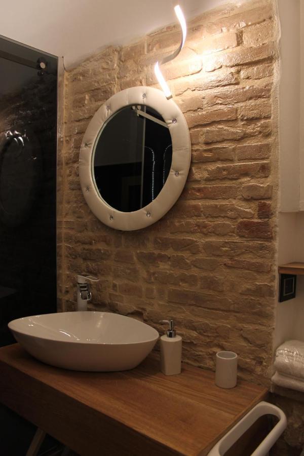 Jacuzzi Apartament By Parmacentro B&B Exterior photo