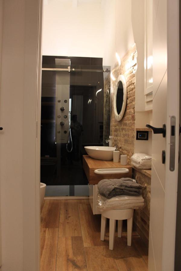 Jacuzzi Apartament By Parmacentro B&B Exterior photo